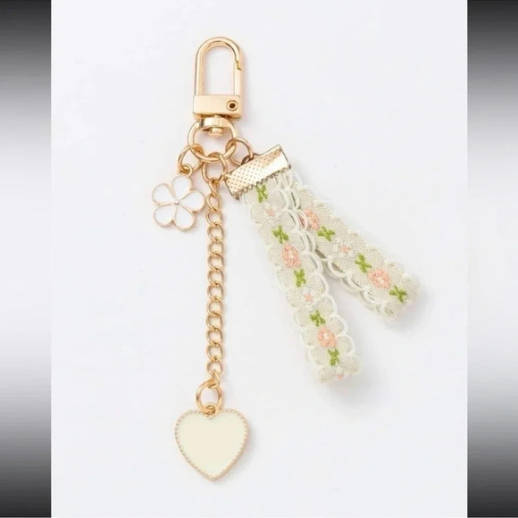 Lace Heart & Flower Keychain - Picture 4 of 4